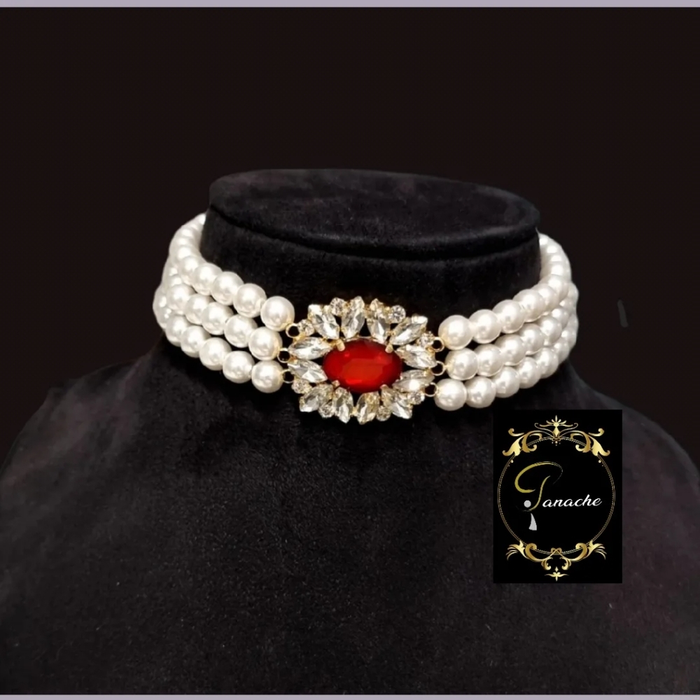 Chocker with pearl strings.